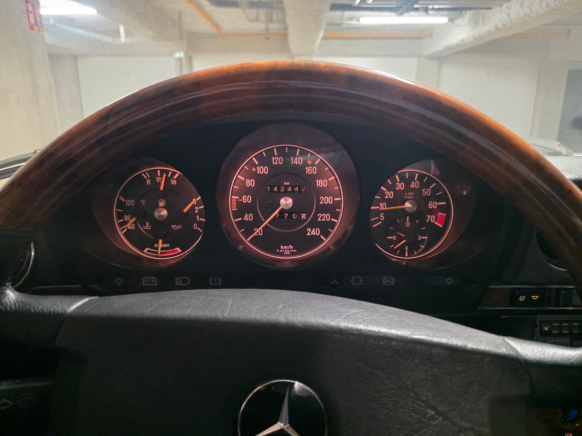 MERCEDES-BENZ R107-image-6