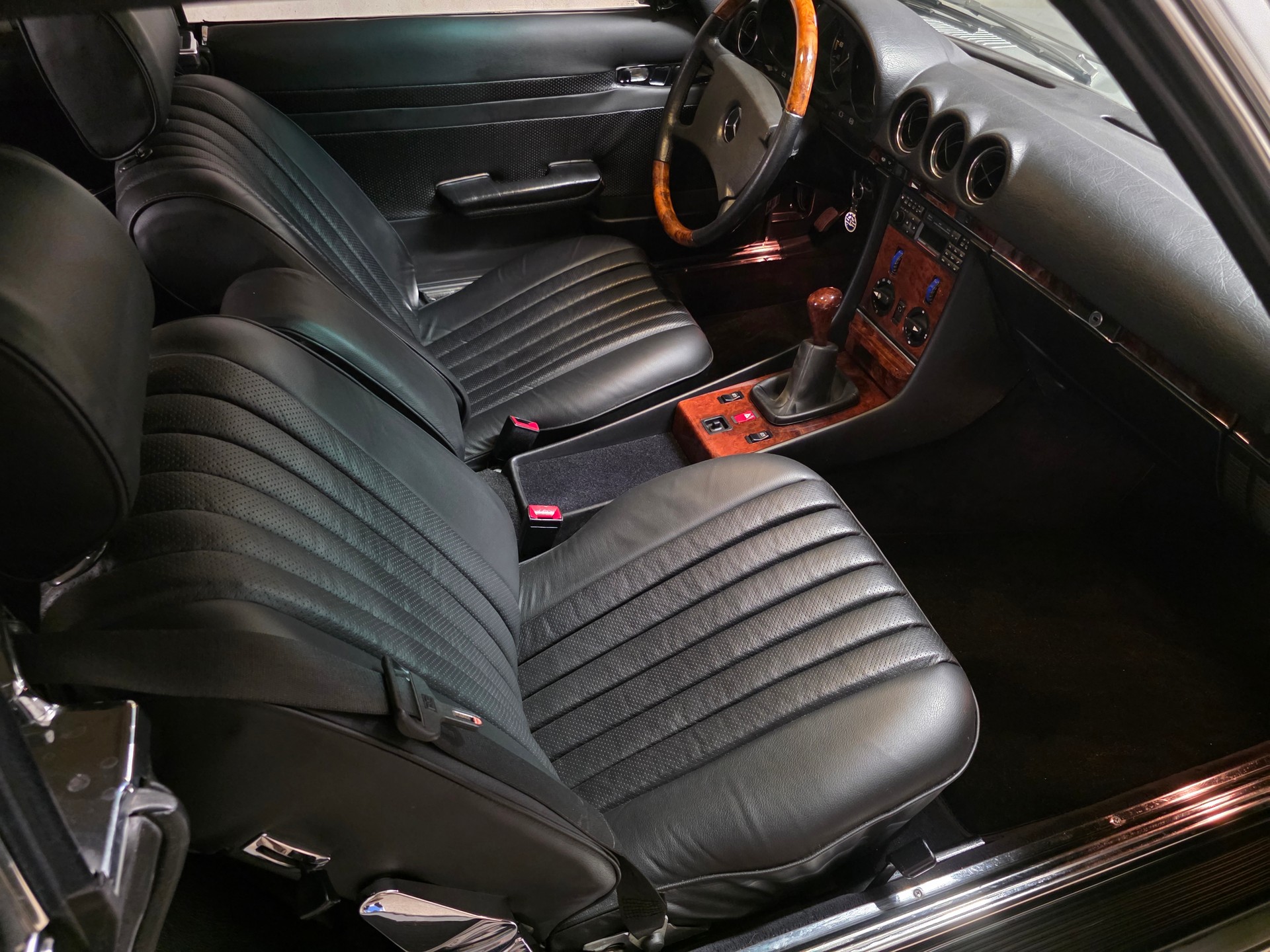 MERCEDES-BENZ R107-image-8