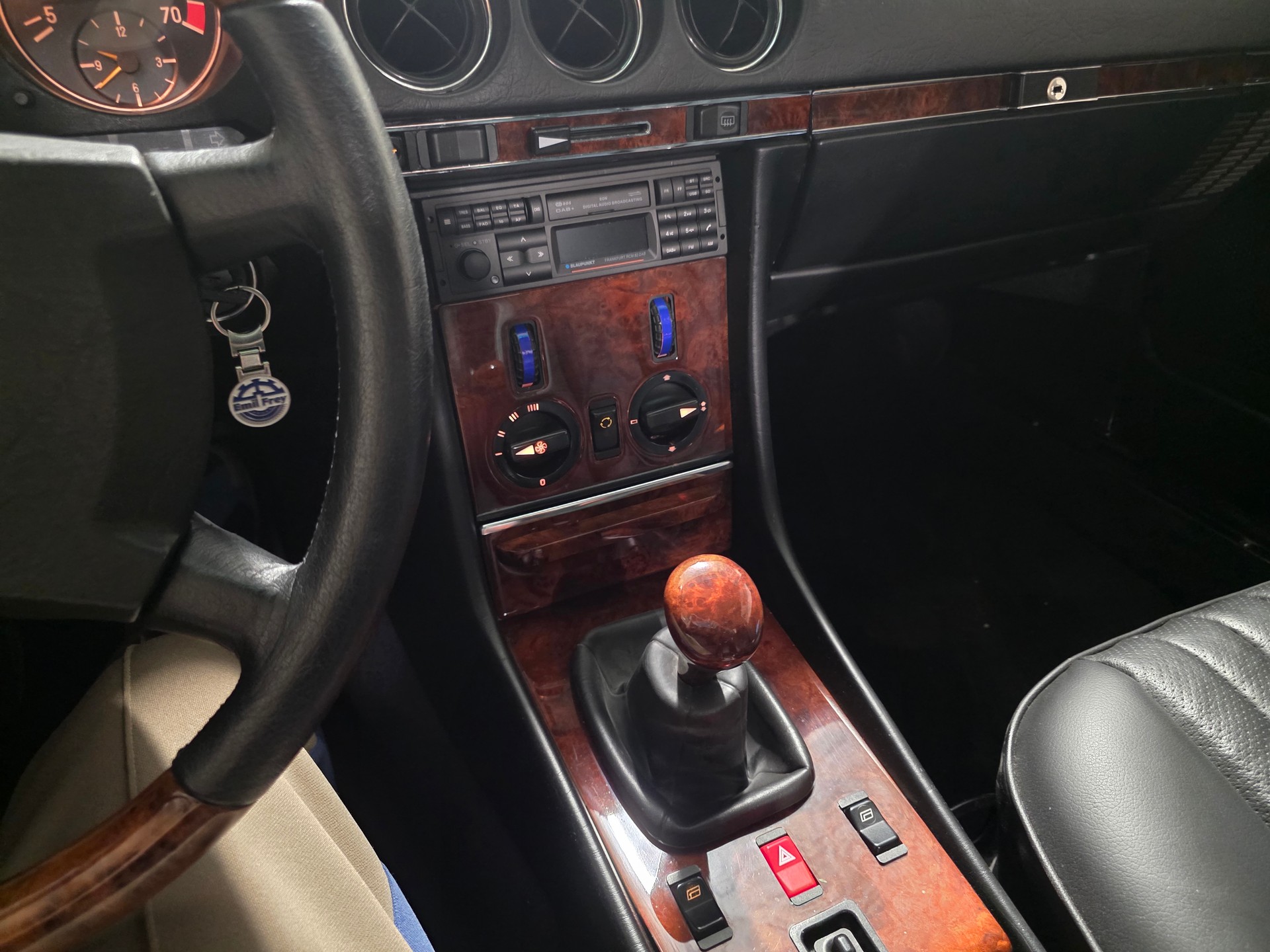 MERCEDES-BENZ R107-image-5