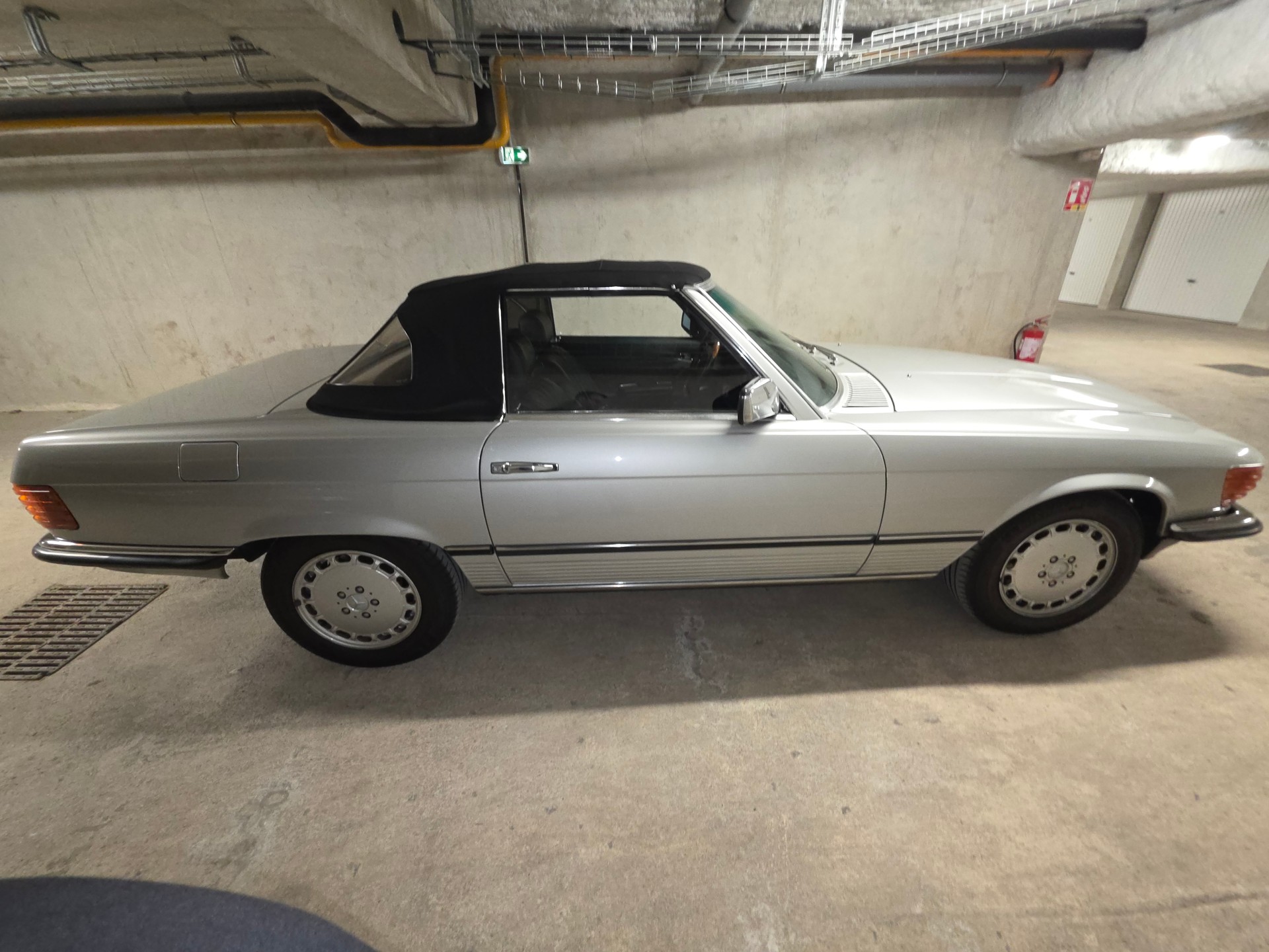 MERCEDES-BENZ R107-image-14