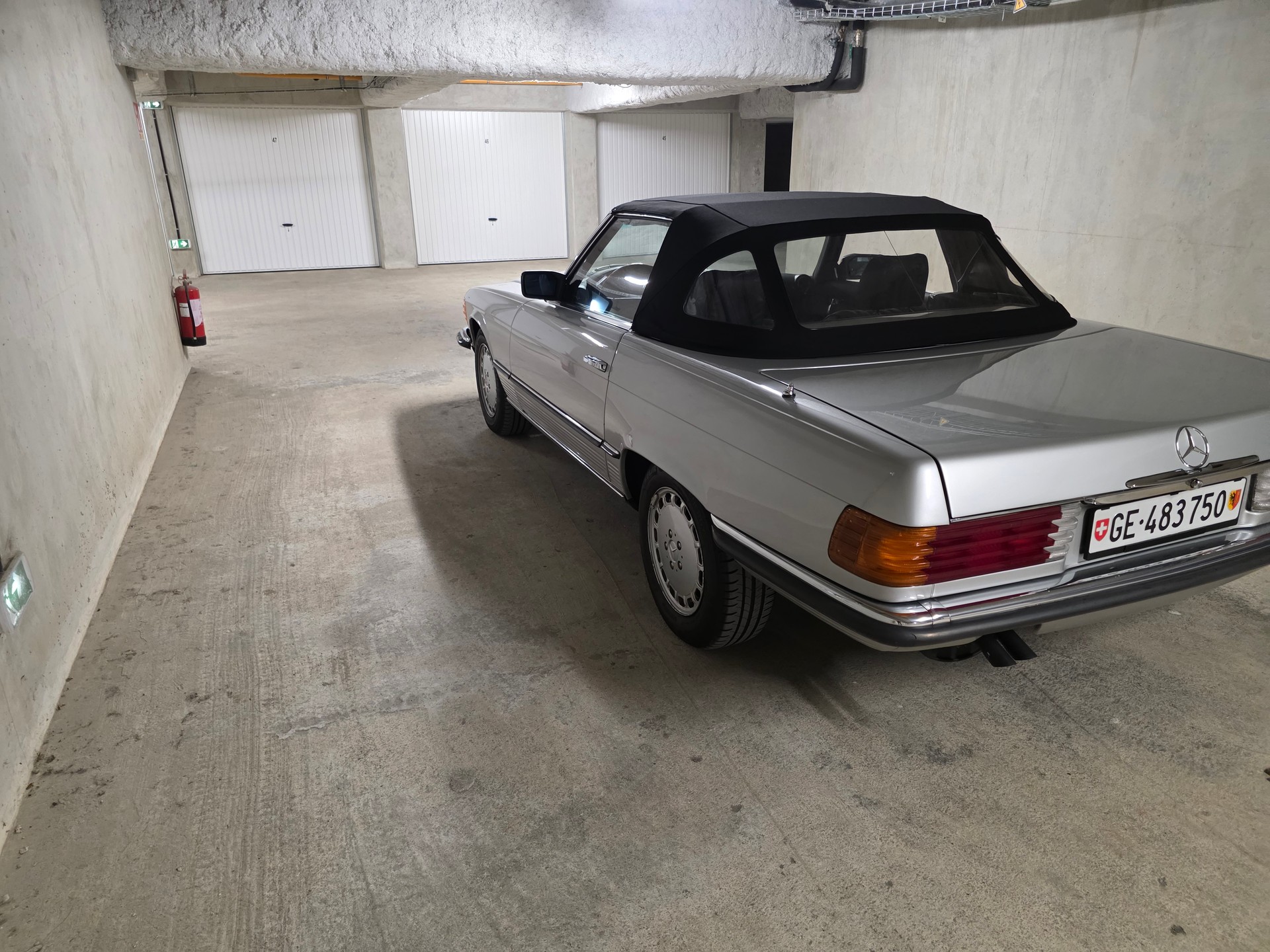 MERCEDES-BENZ R107-image-3
