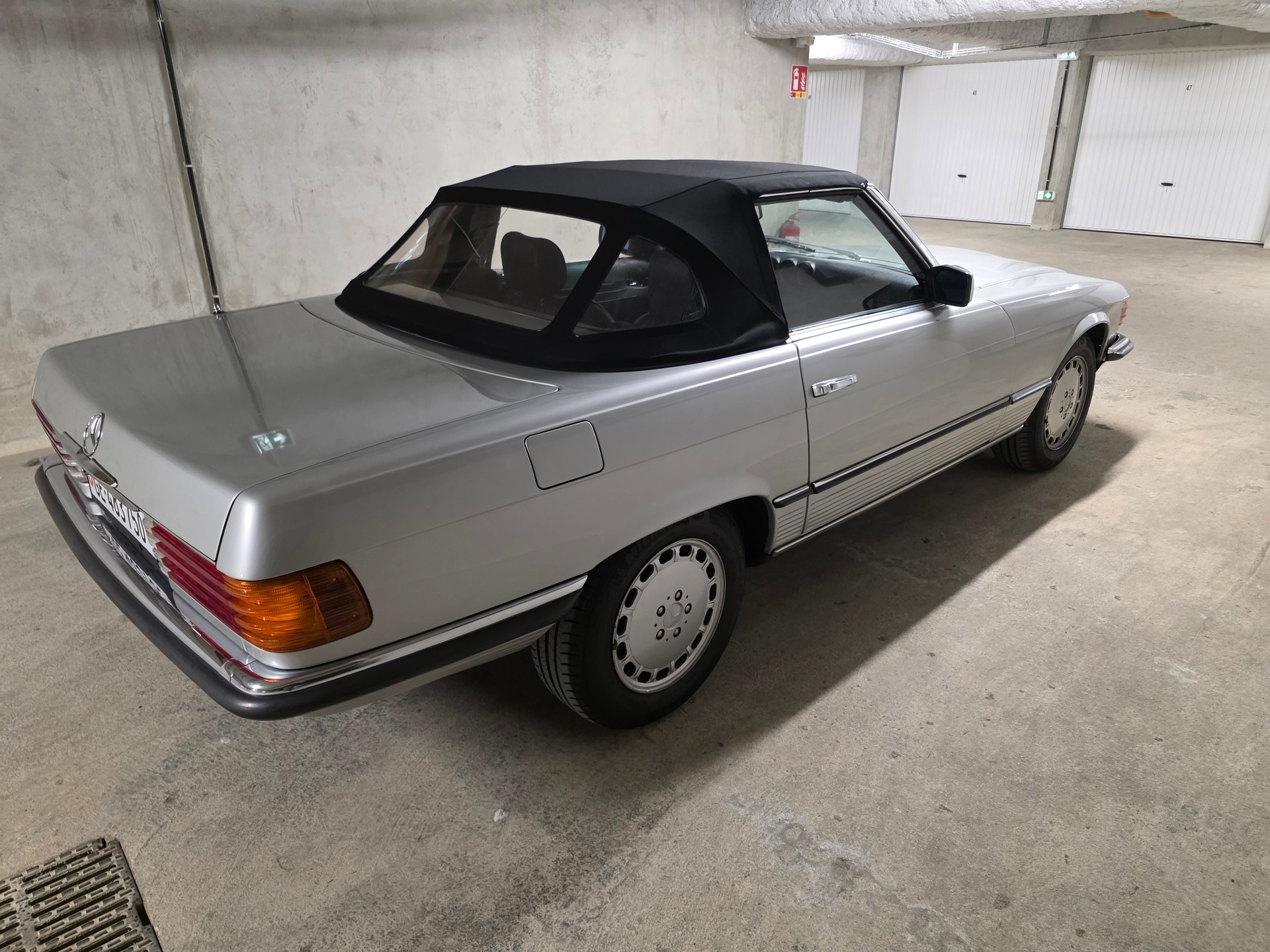 MERCEDES-BENZ R107-image-2