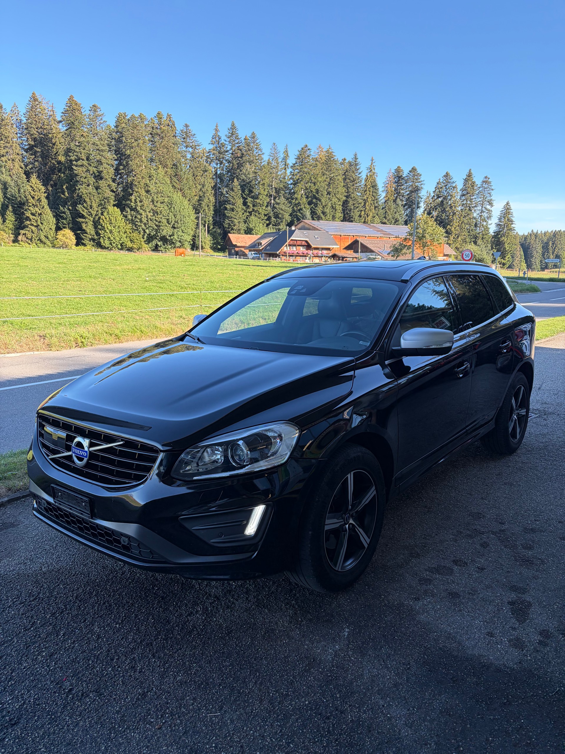 VOLVO XC60 T6 AWD Momentum R-Design Geartronic-image-1