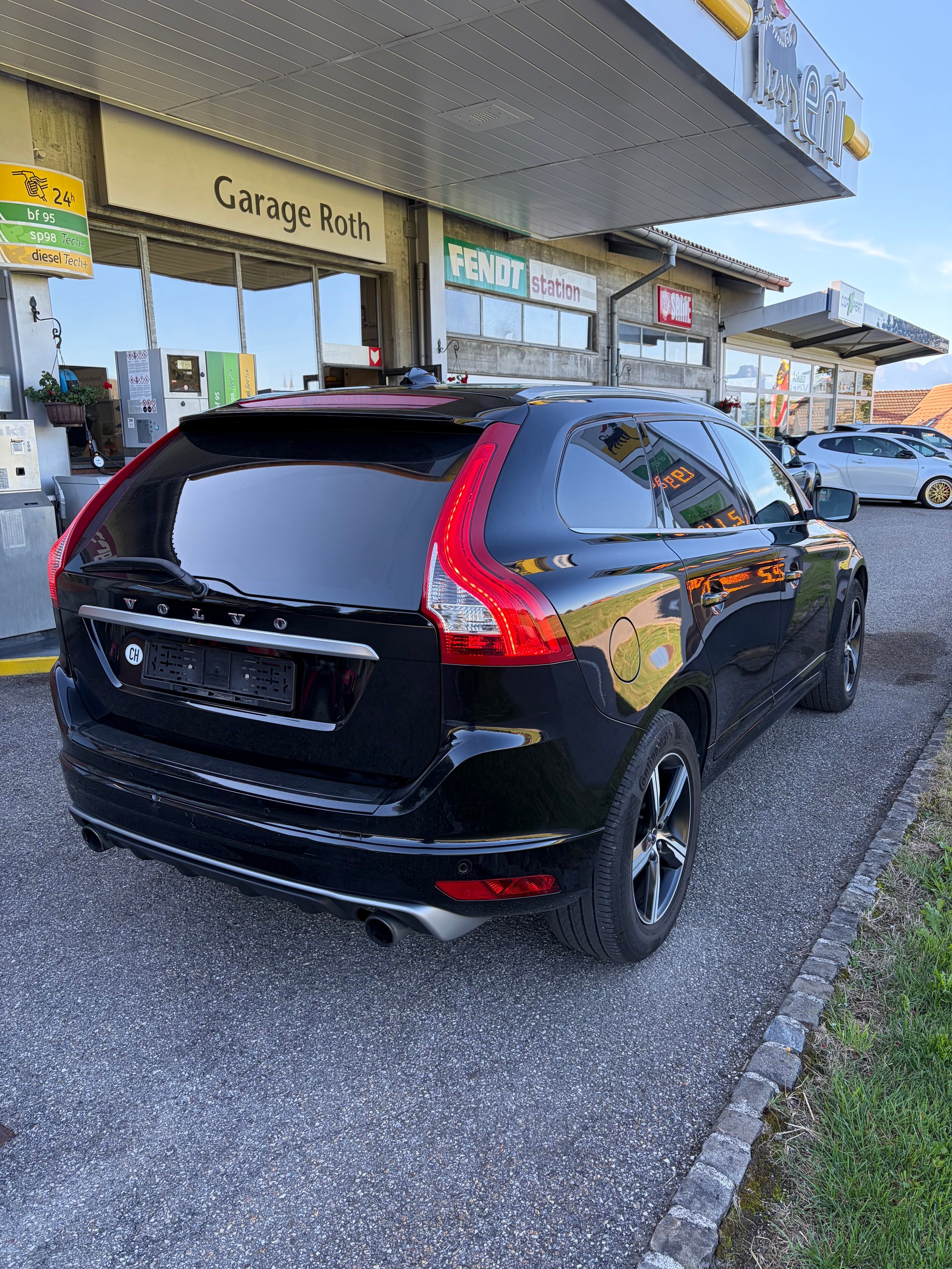 VOLVO XC60 T6 AWD Momentum R-Design Geartronic-image-2
