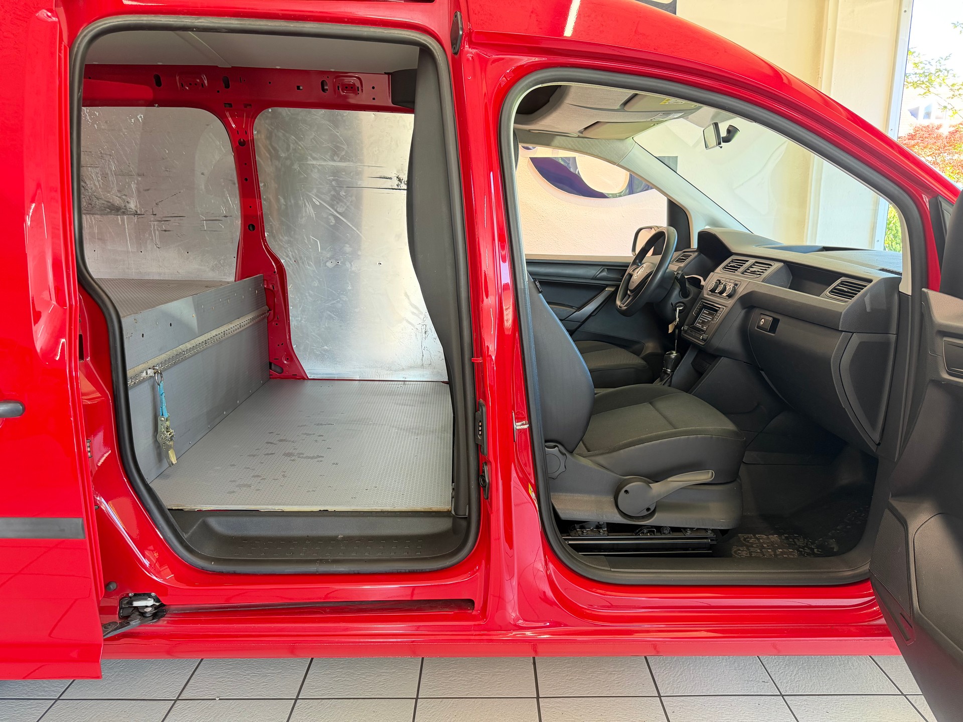 VW Caddy Maxi 2.0TDI 4Motion BlueMotion Technology-image-8