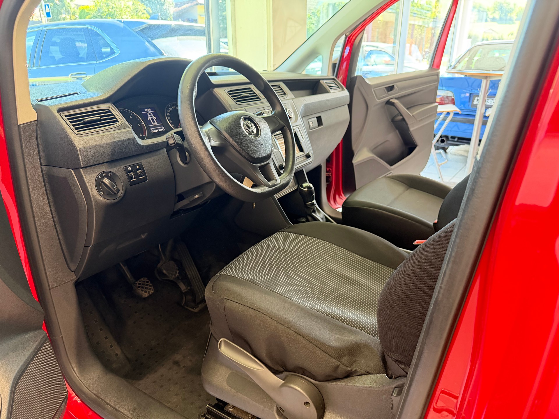VW Caddy Maxi 2.0TDI 4Motion BlueMotion Technology-image-11