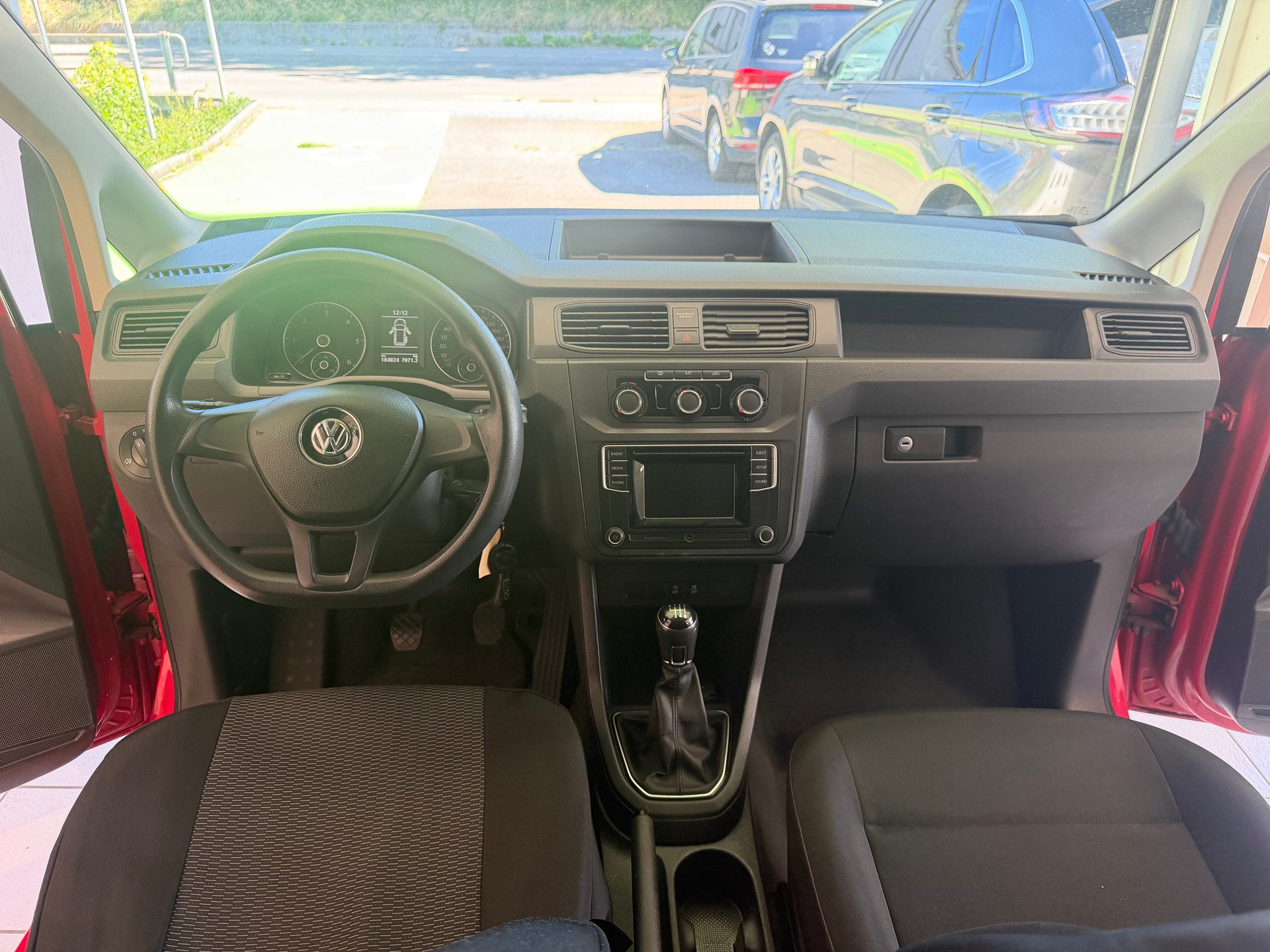 VW Caddy Maxi 2.0TDI 4Motion BlueMotion Technology-image-12