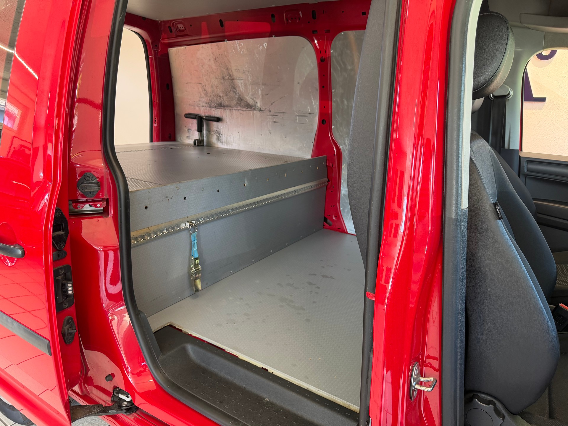 VW Caddy Maxi 2.0TDI 4Motion BlueMotion Technology-image-9