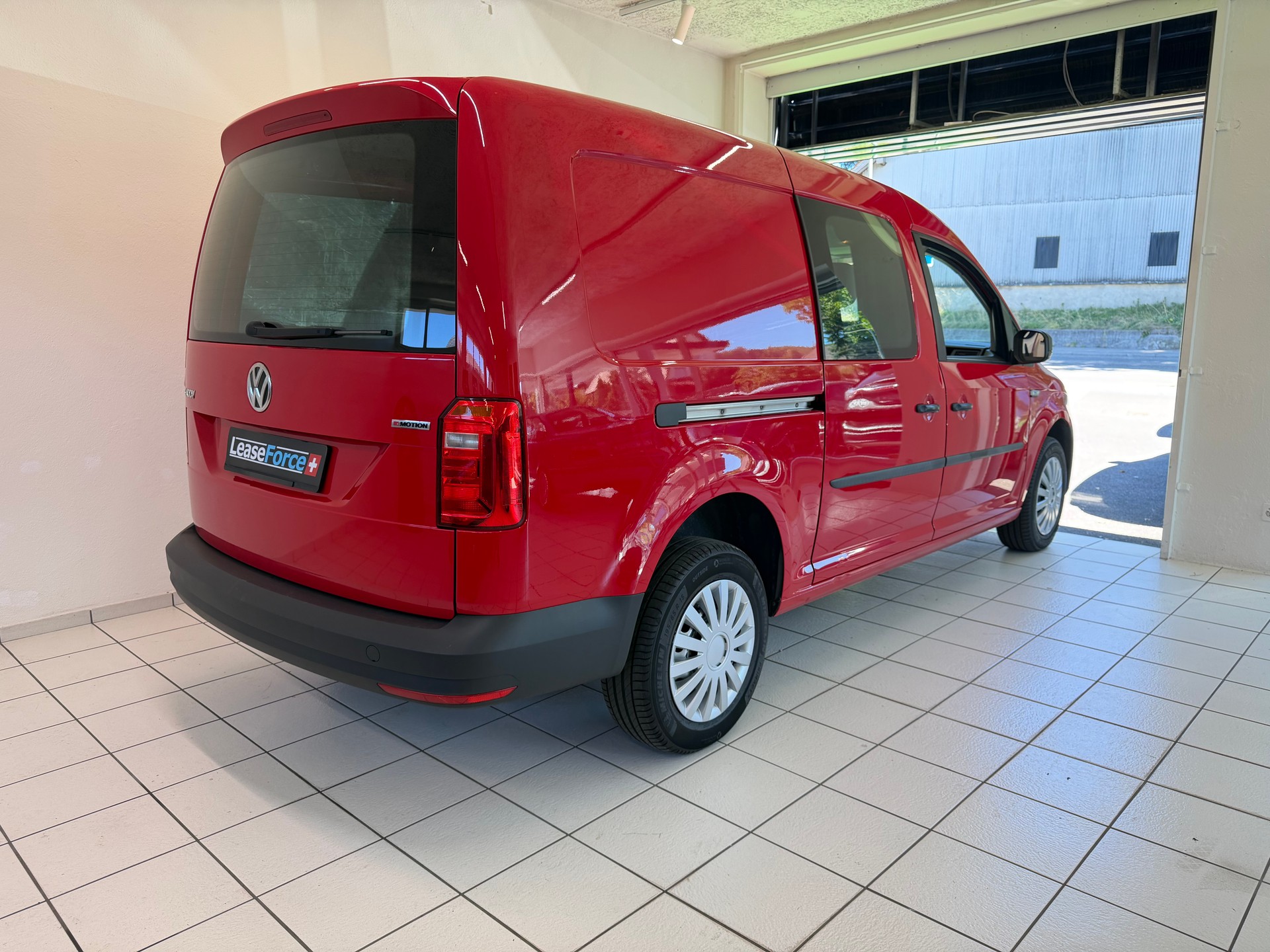 VW Caddy Maxi 2.0TDI 4Motion BlueMotion Technology-image-1