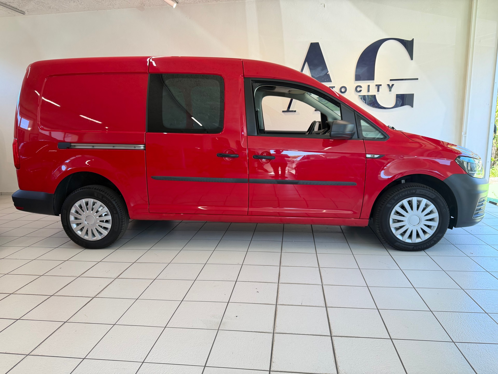 VW Caddy Maxi 2.0TDI 4Motion BlueMotion Technology-image-2