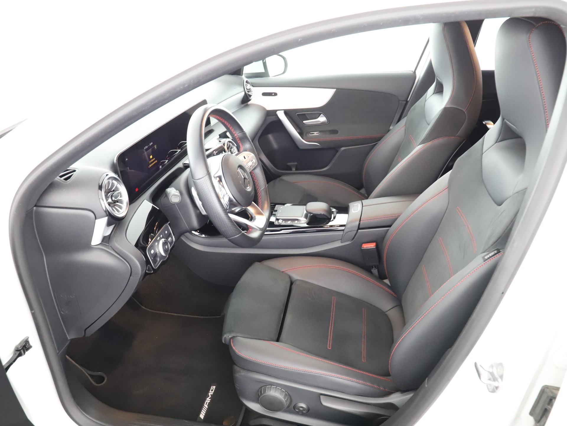 MERCEDES-BENZ A 180 Night Star AMG Line-image-8