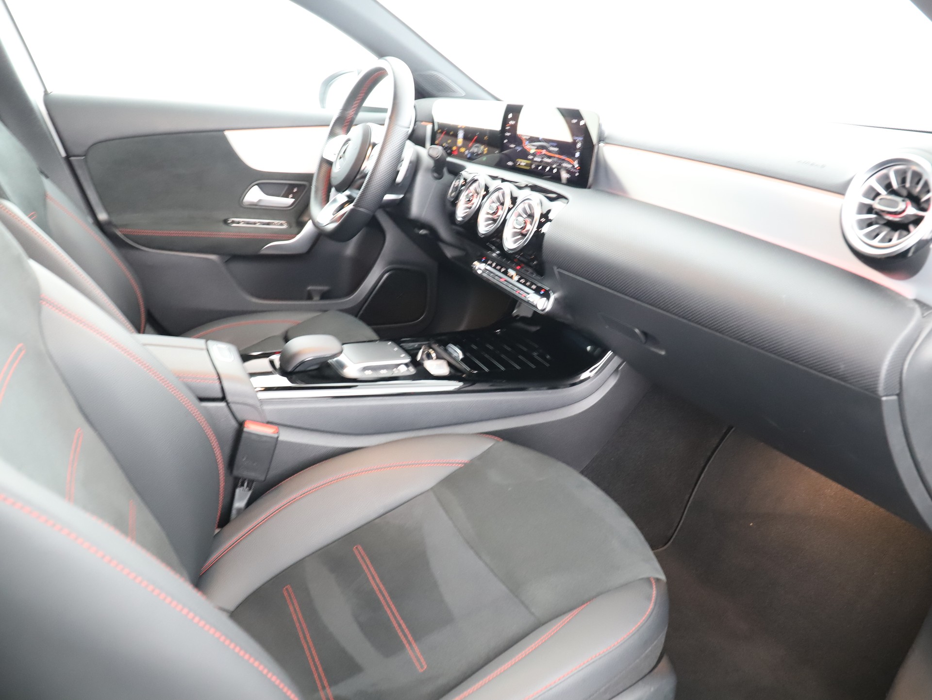 MERCEDES-BENZ A 180 Night Star AMG Line-image-9