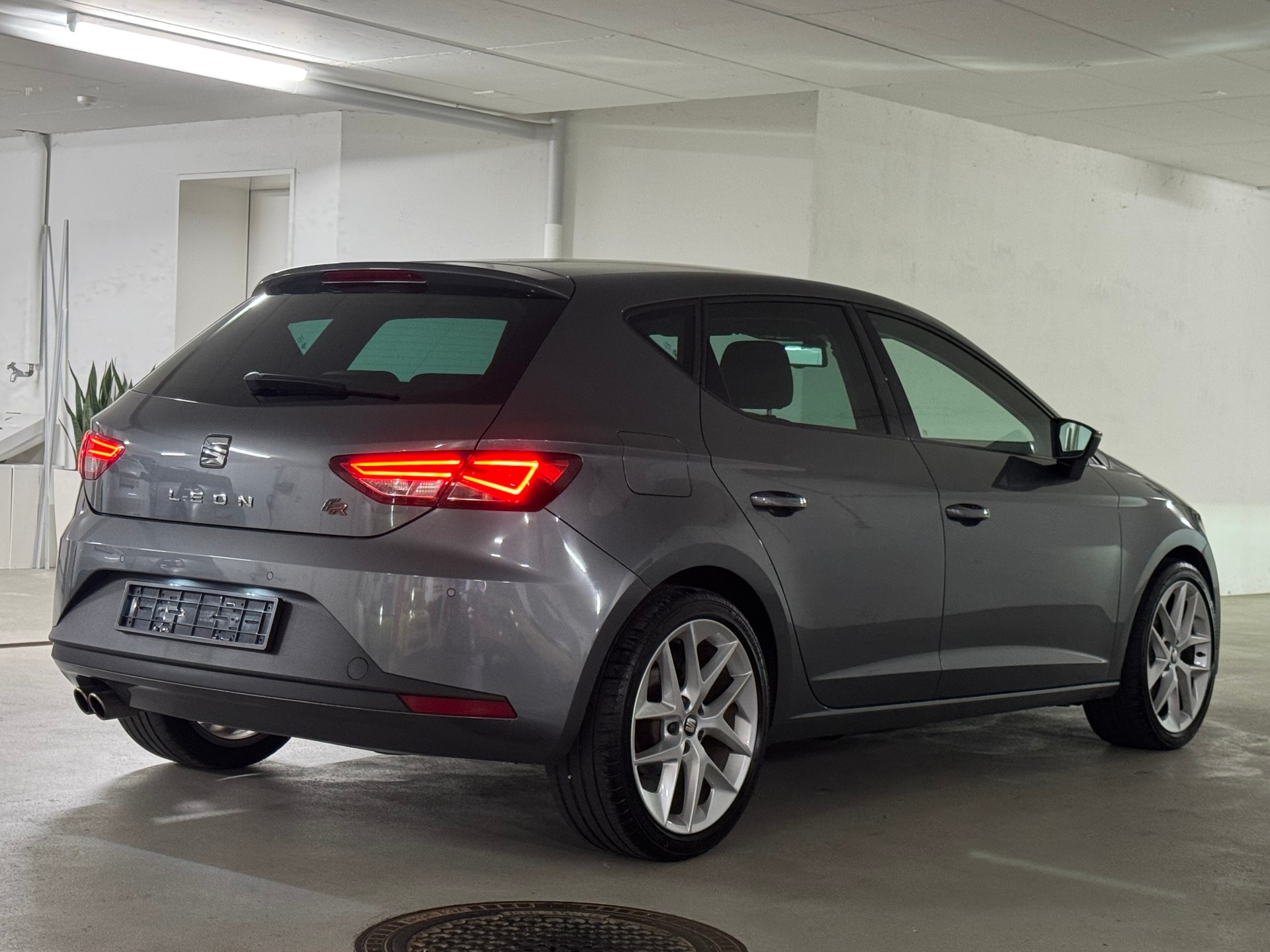 SEAT Leon 2.0 TDI FR Line-image-6