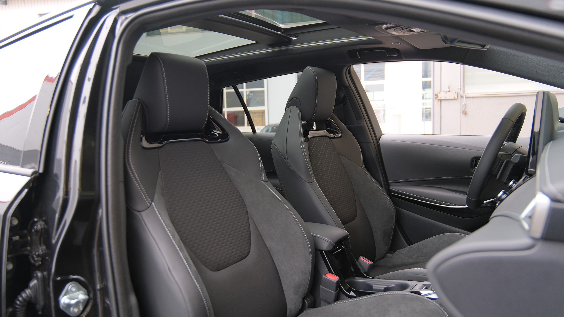 TOYOTA Corolla Touring Sports 2.0 HSD Premium e-CVT-image-16