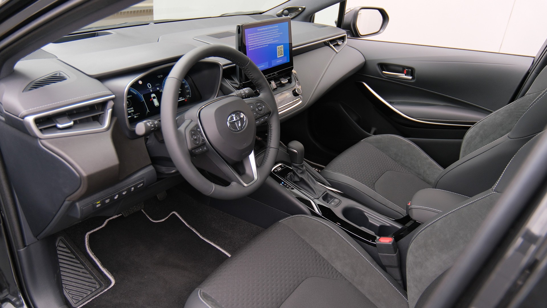 TOYOTA Corolla Touring Sports 2.0 HSD Premium e-CVT-image-2