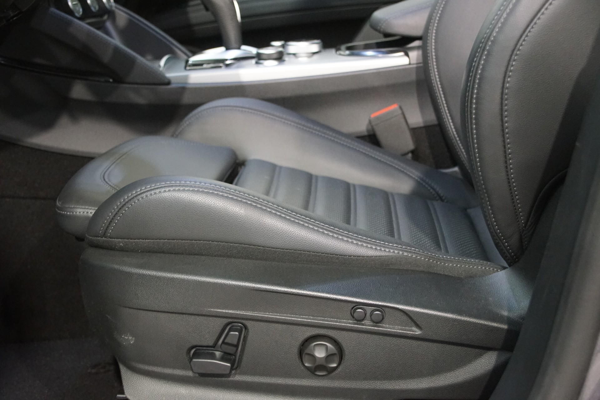 ALFA ROMEO Stelvio 2.0 Veloce Q4 AT8 + SKY swiss-image-16