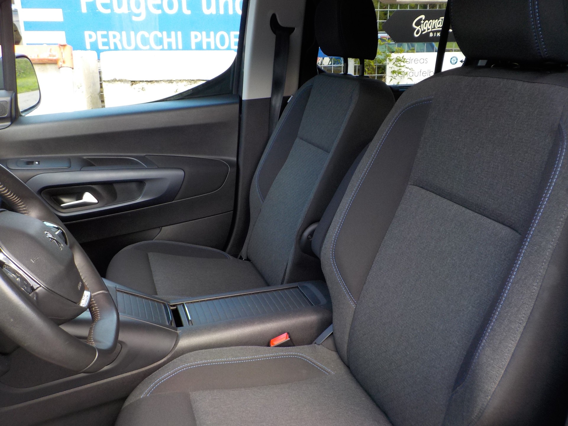 PEUGEOT Rifter 1.2 PureTech Allure Pack EAT8-image-8