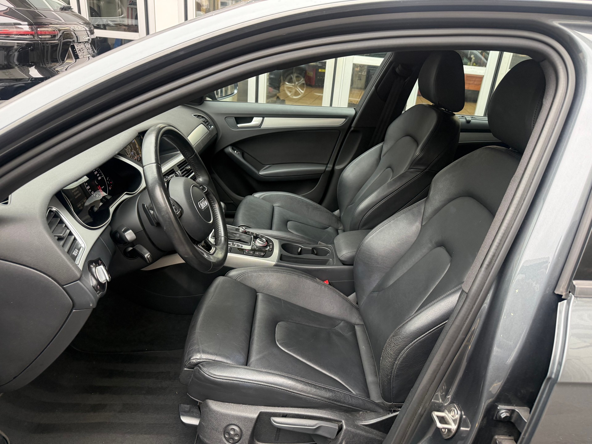 AUDI A4 Avant 2.0 TDI multitronic S-Line-image-6