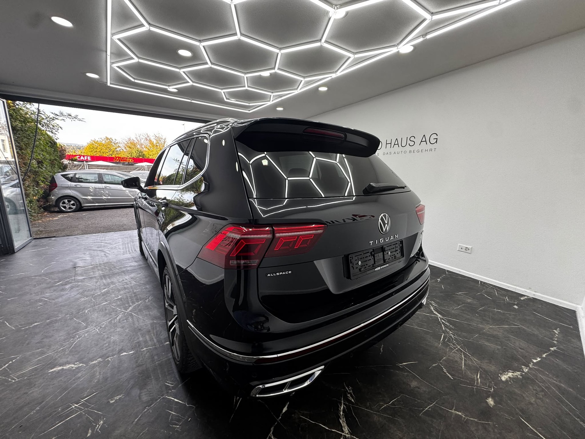 VW Tiguan Allspace 2.0TSI R-Line 4Motion DSG | 7-Sitzer | Panorama | Vollaustattung |-image-9