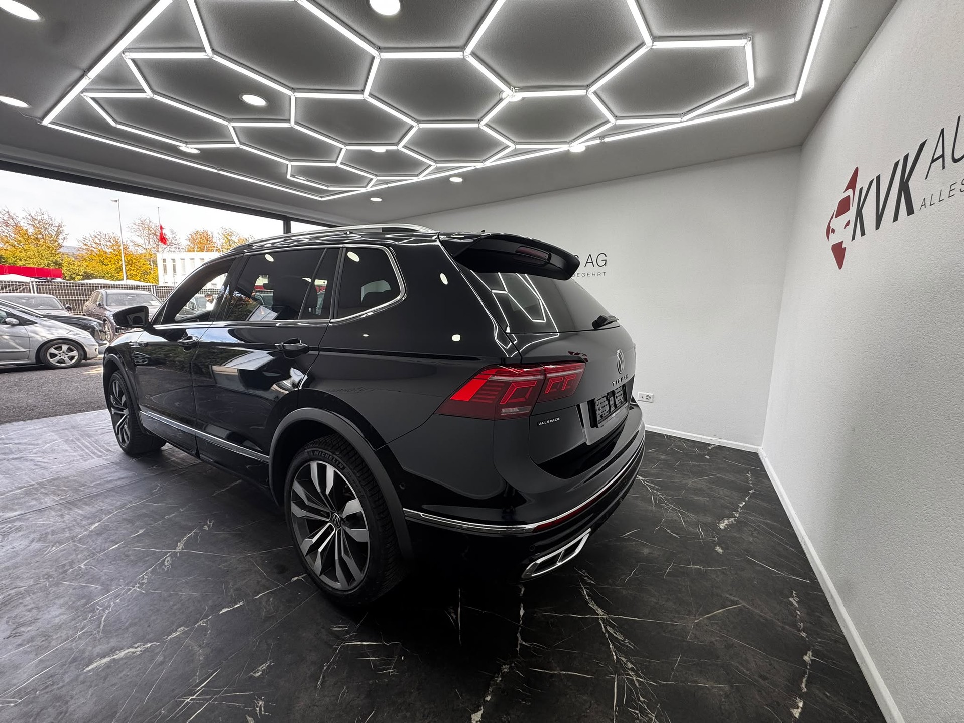 VW Tiguan Allspace 2.0TSI R-Line 4Motion DSG | 7-Sitzer | Panorama | Vollaustattung |-image-8