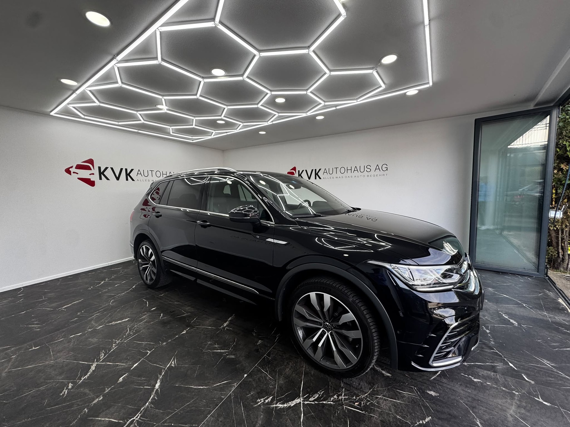 VW Tiguan Allspace 2.0TSI R-Line 4Motion DSG | 7-Sitzer | Panorama | Vollaustattung |-image-4