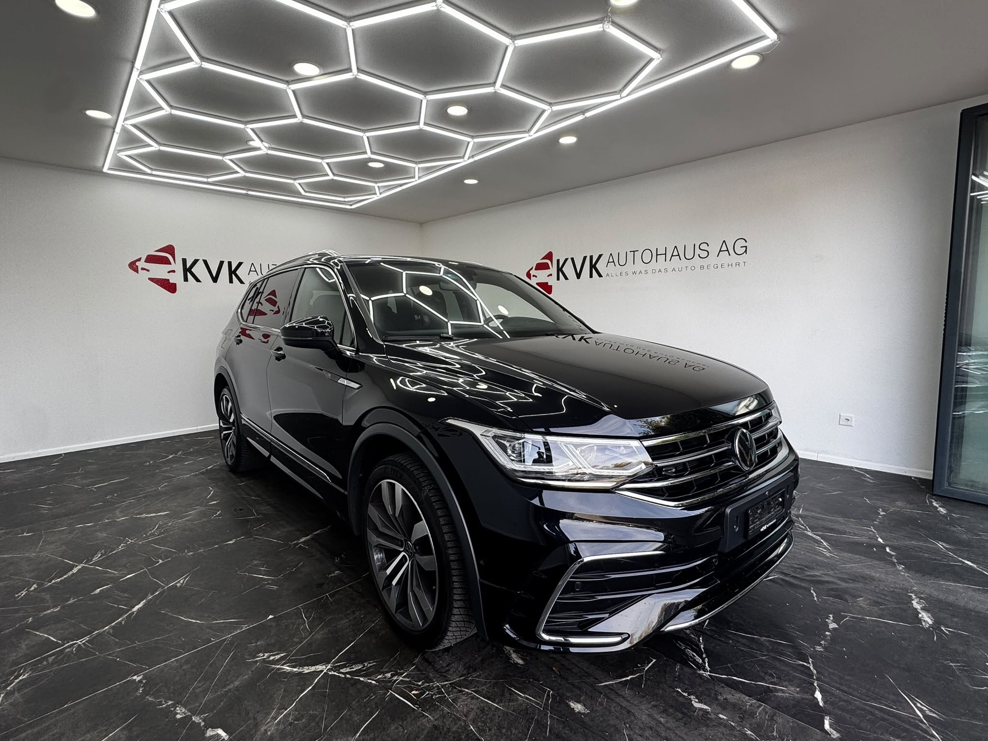 VW Tiguan Allspace 2.0TSI R-Line 4Motion DSG | 7-Sitzer | Panorama | Vollaustattung |-image-3