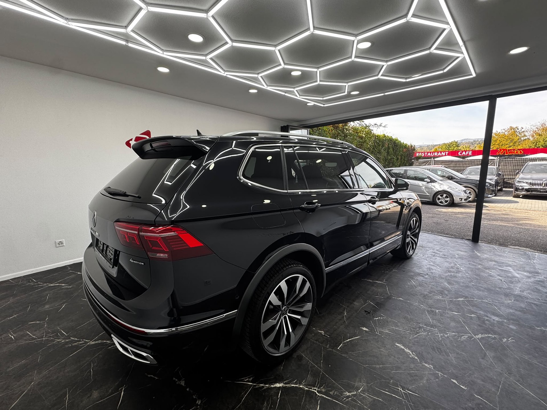 VW Tiguan Allspace 2.0TSI R-Line 4Motion DSG | 7-Sitzer | Panorama | Vollaustattung |-image-5