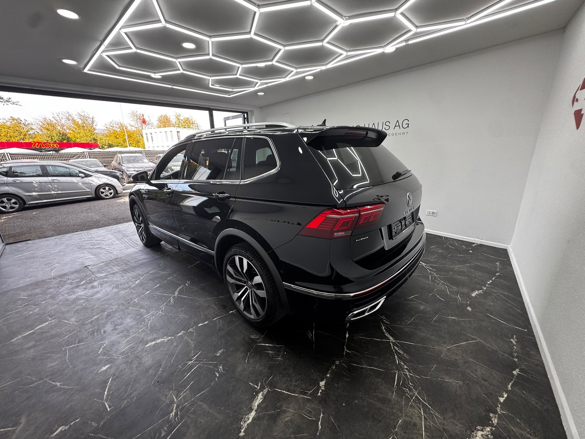 VW Tiguan Allspace 2.0TSI R-Line 4Motion DSG | 7-Sitzer | Panorama | Vollaustattung |-image-7