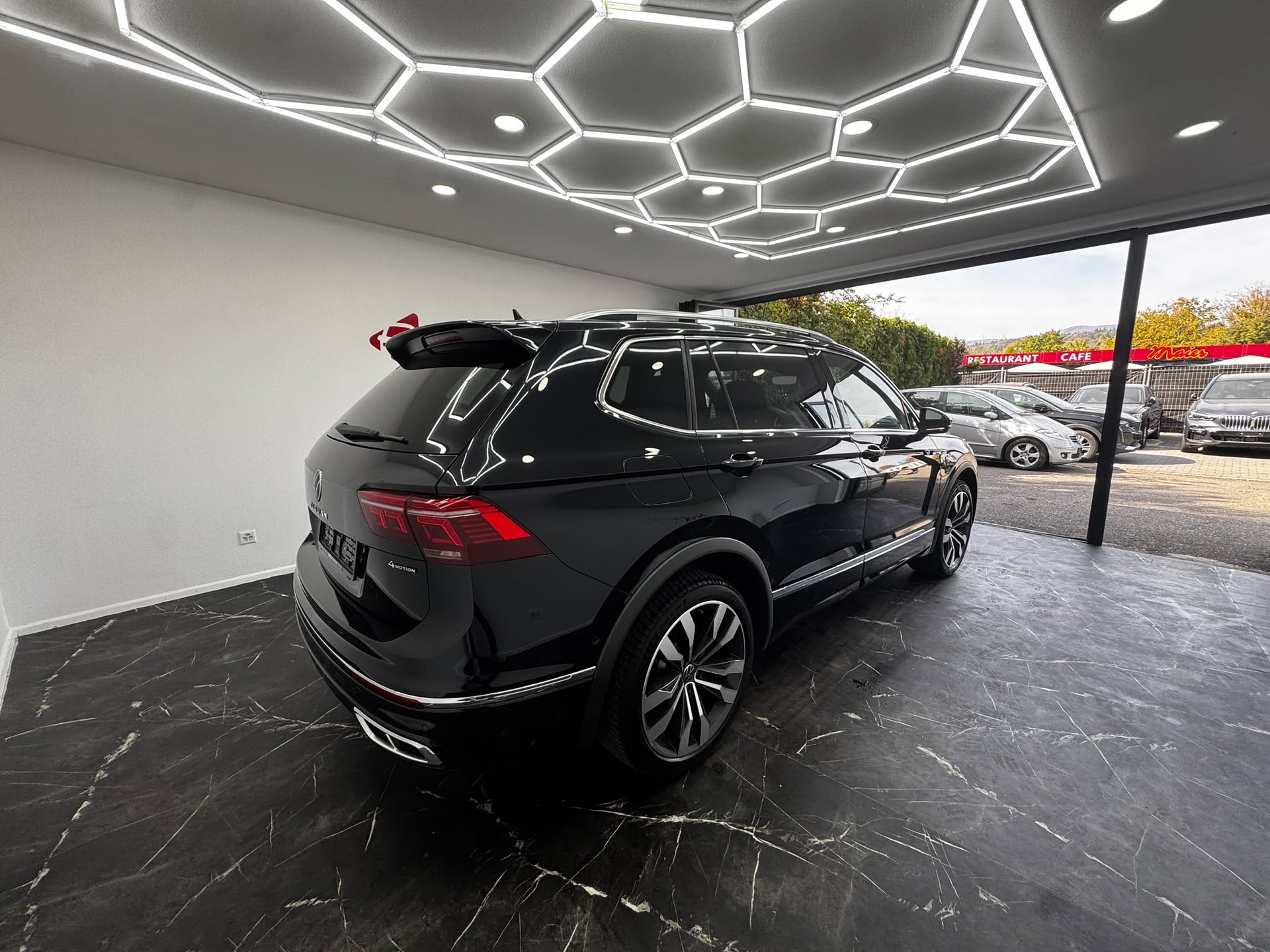 VW Tiguan Allspace 2.0TSI R-Line 4Motion DSG | 7-Sitzer | Panorama | Vollaustattung |-image-6
