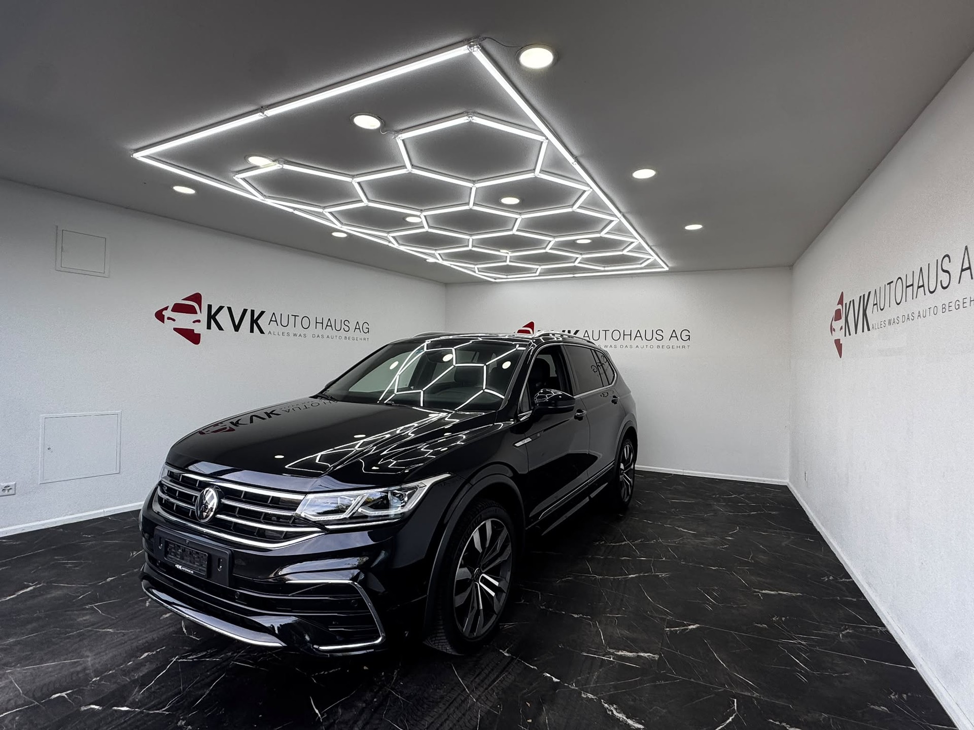 VW Tiguan Allspace 2.0TSI R-Line 4Motion DSG | 7-Sitzer | Panorama | Vollaustattung |-image-1