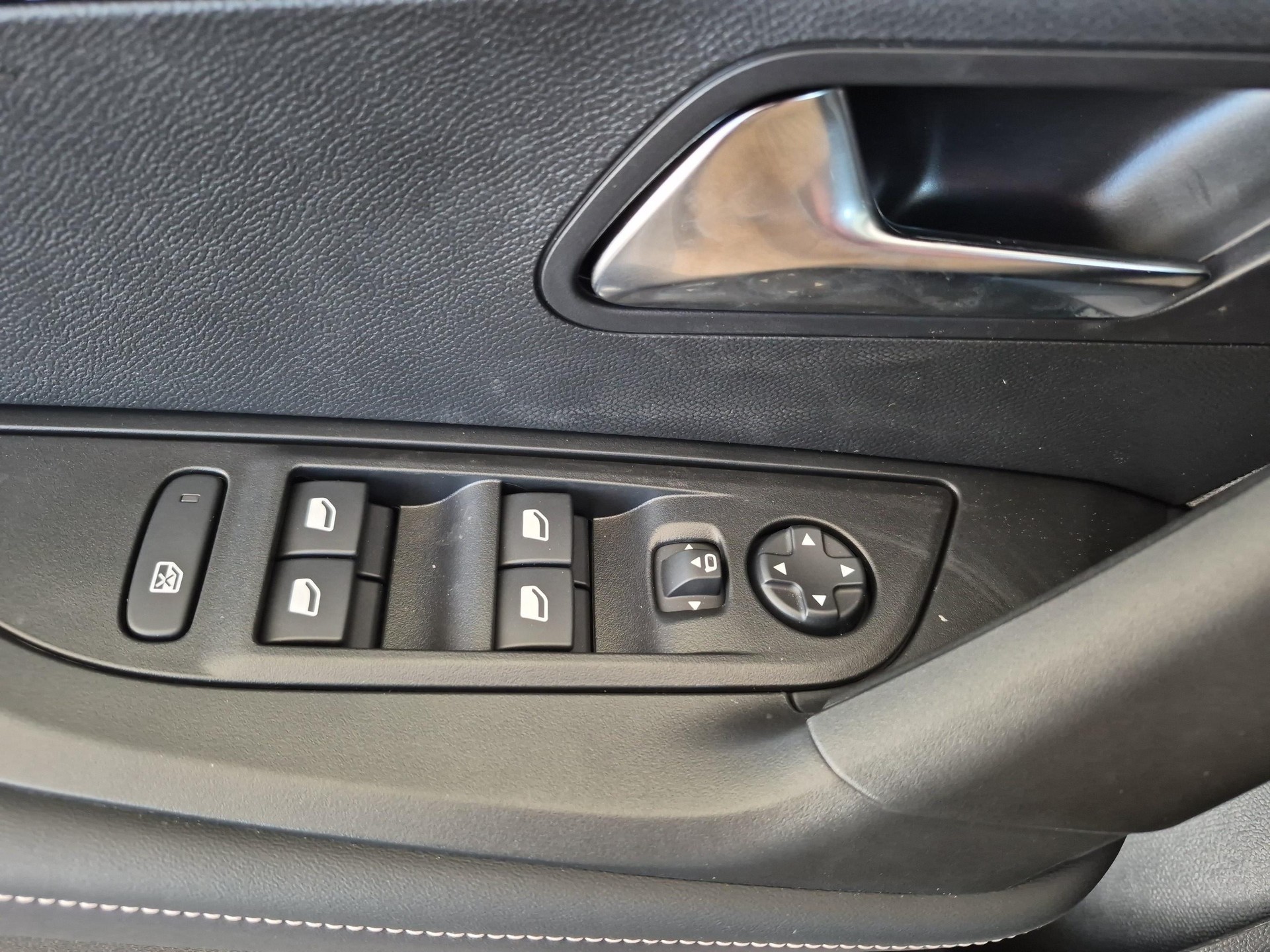 PEUGEOT 2008 1.2 Hybrid 145 Allure Premium-image-17