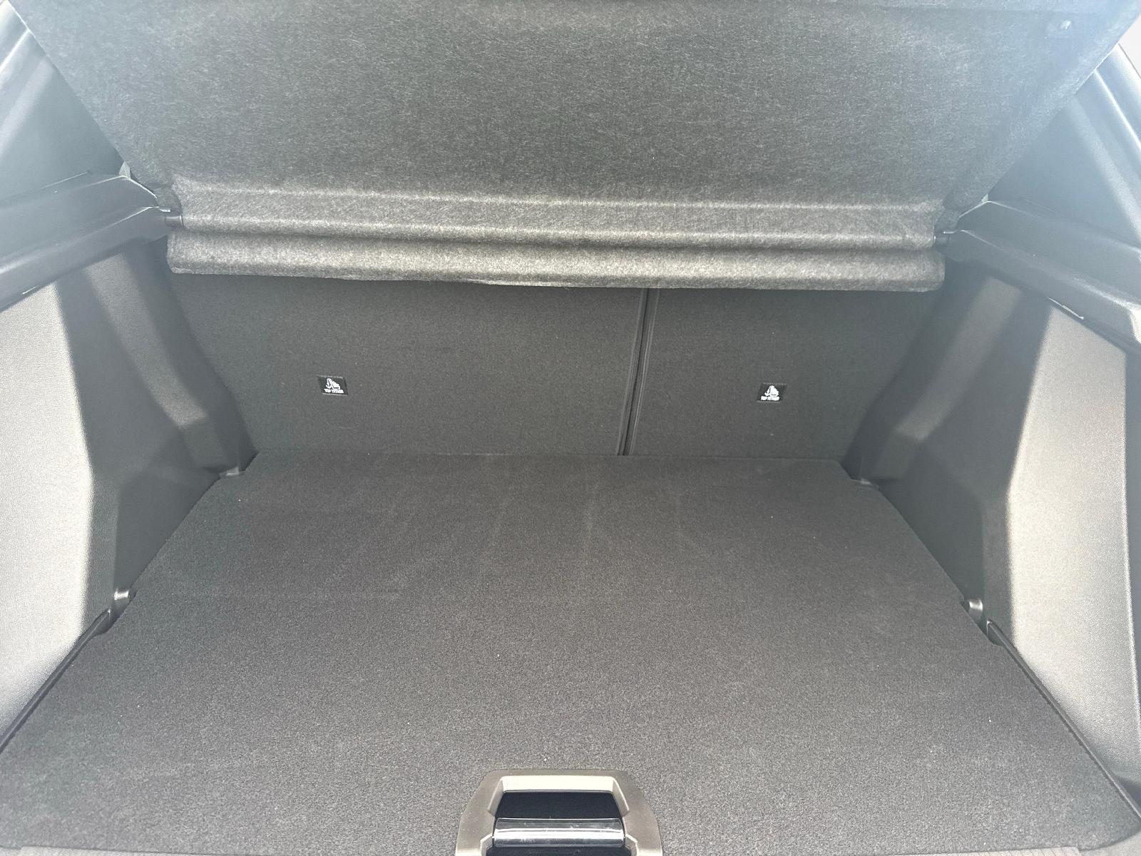 PEUGEOT 2008 1.2 Hybrid 145 Allure Premium-image-11