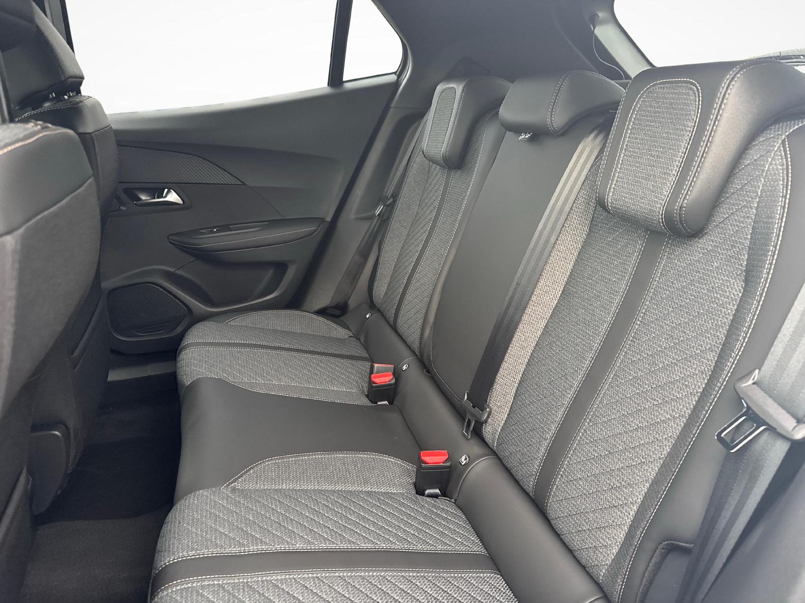 PEUGEOT 2008 1.2 Hybrid 145 Allure Premium-image-10