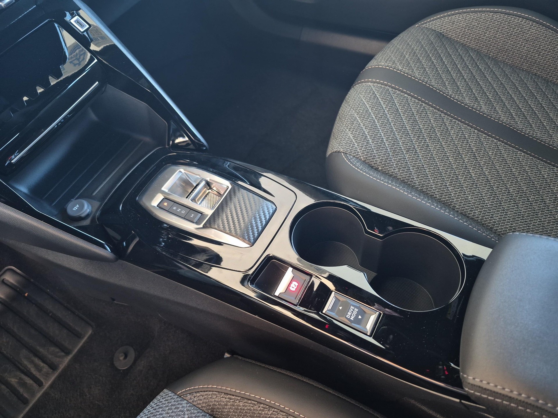 PEUGEOT 2008 1.2 Hybrid 145 Allure Premium-image-16