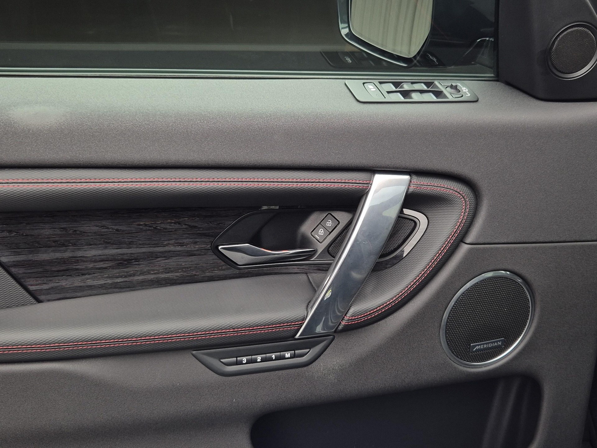 LAND ROVER Discovery Sport 2.0 Si4 290 Black Edition-image-18