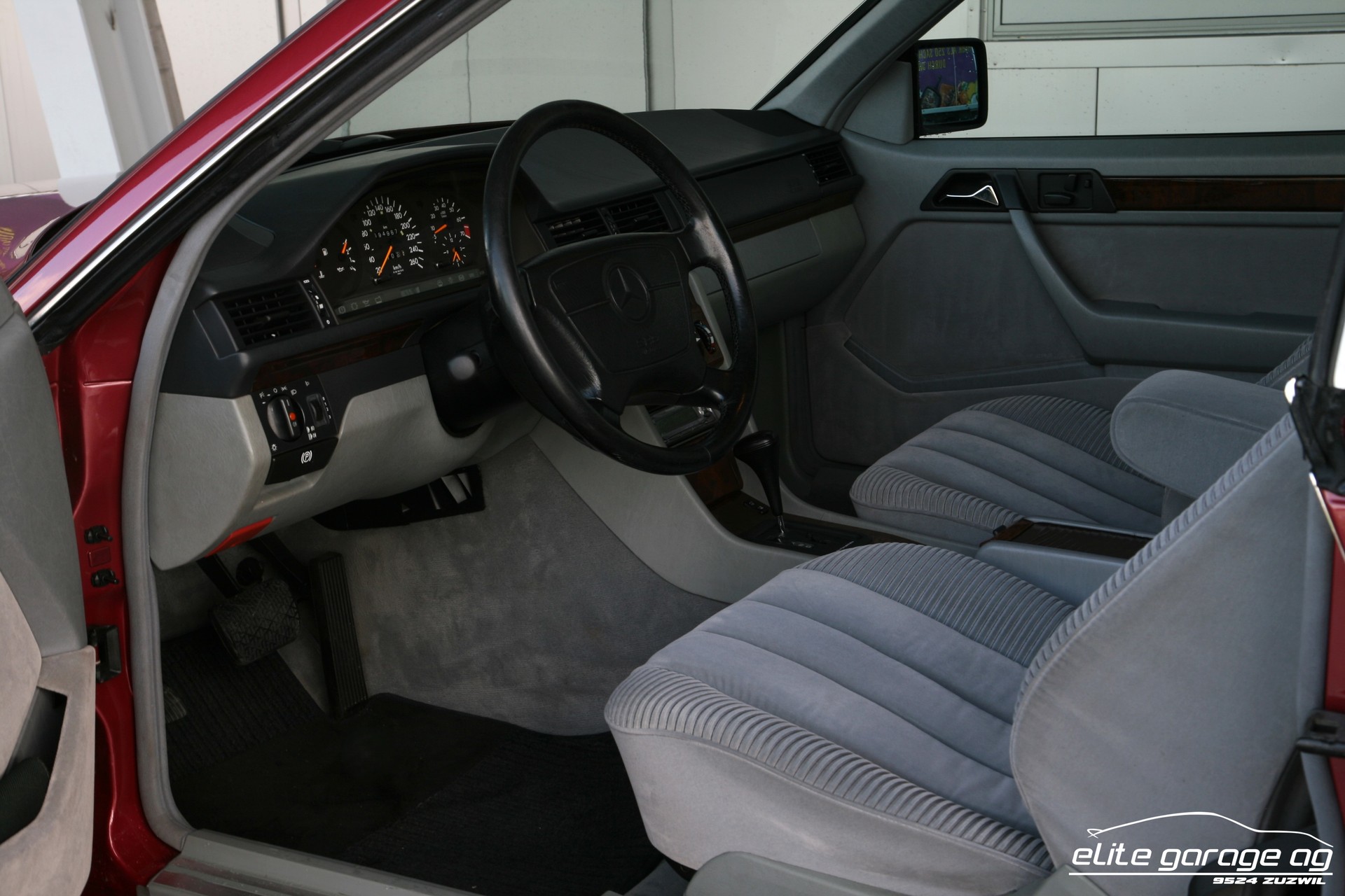MERCEDES-BENZ E 320-image-13