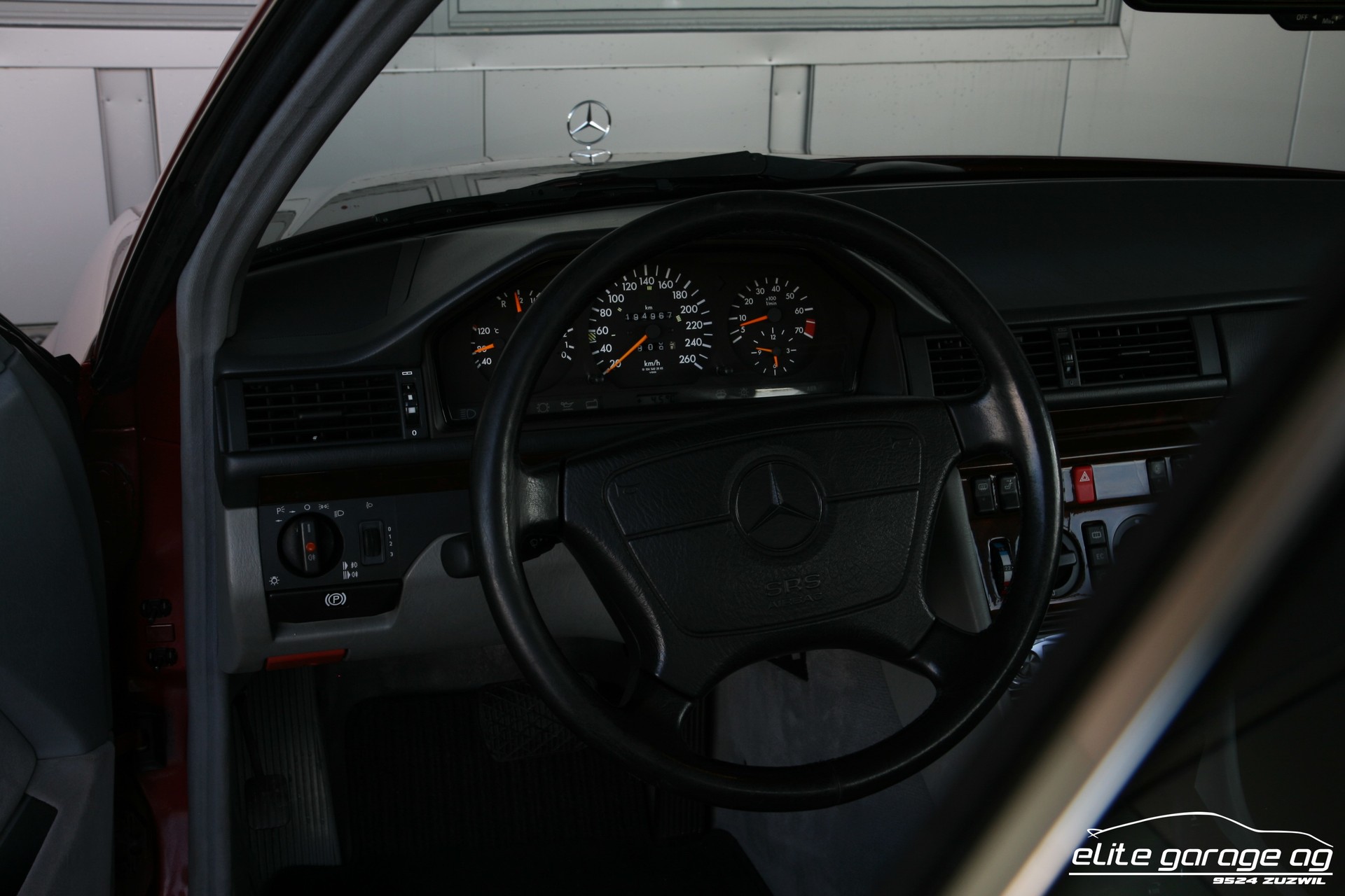 MERCEDES-BENZ E 320-image-14