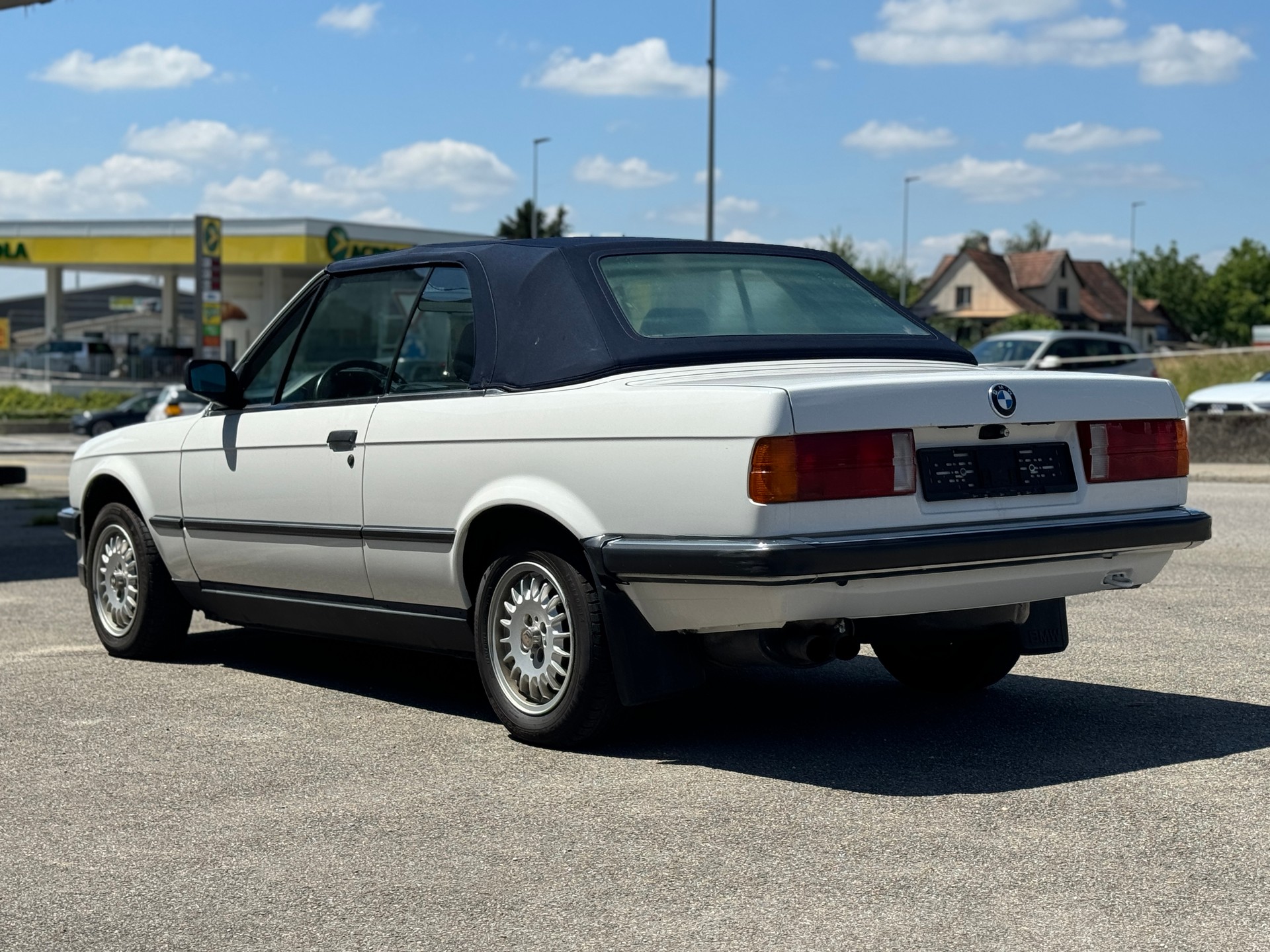BMW 325i Cabrio-image-5