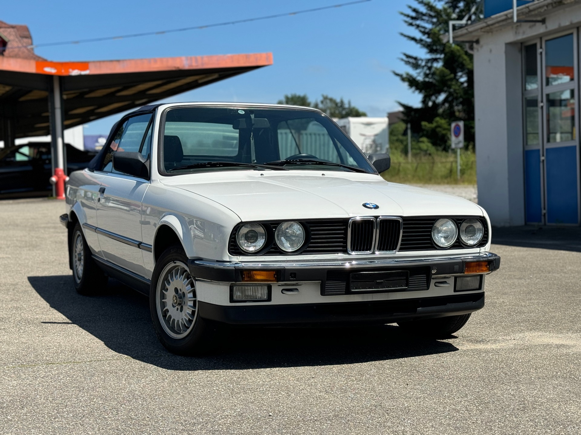 BMW 325i Cabrio-image-0