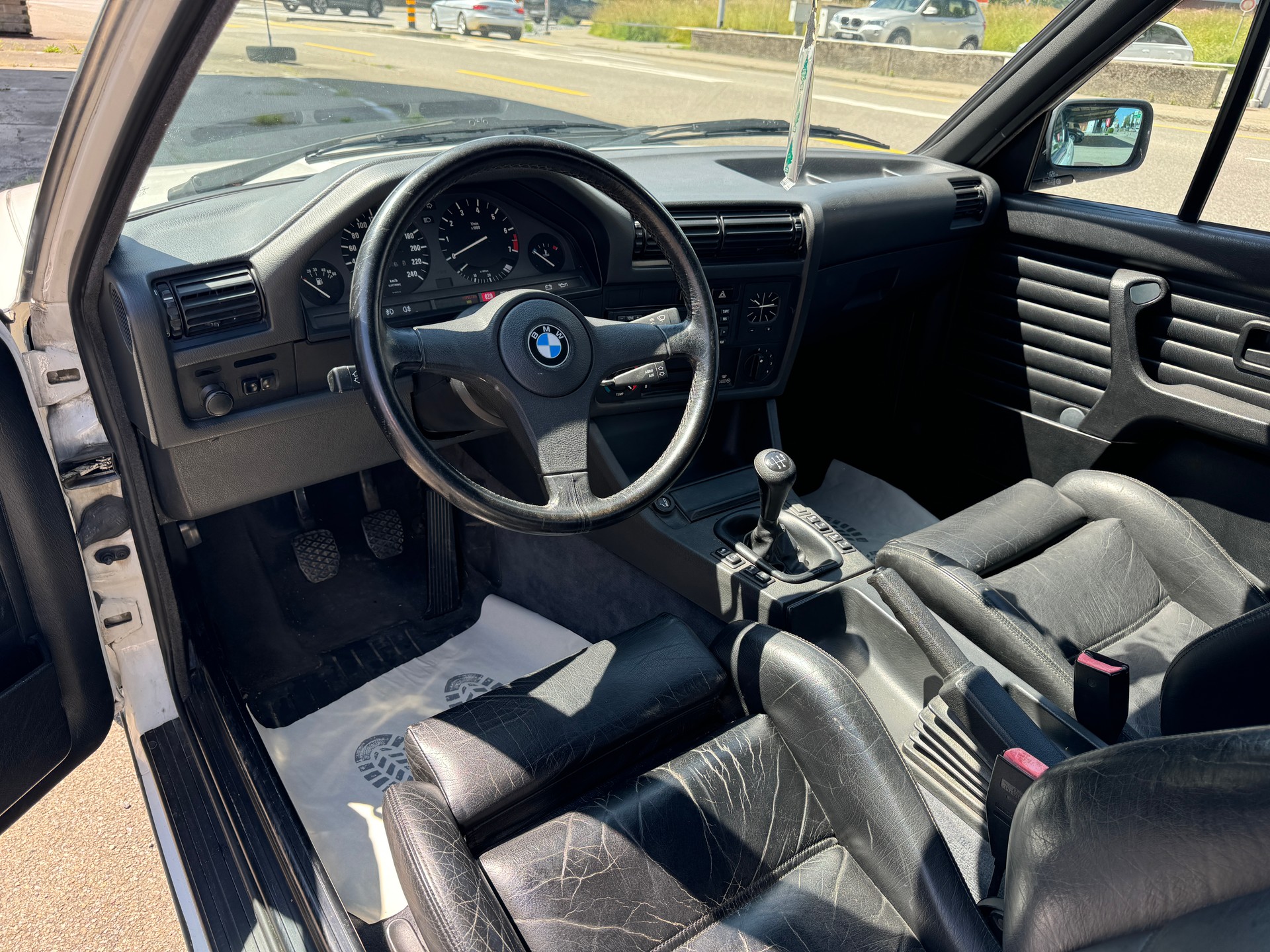 BMW 325i Cabrio-image-9
