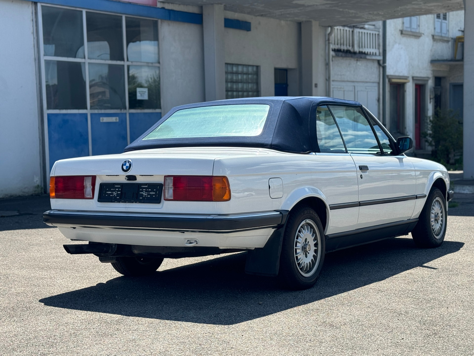 BMW 325i Cabrio-image-4