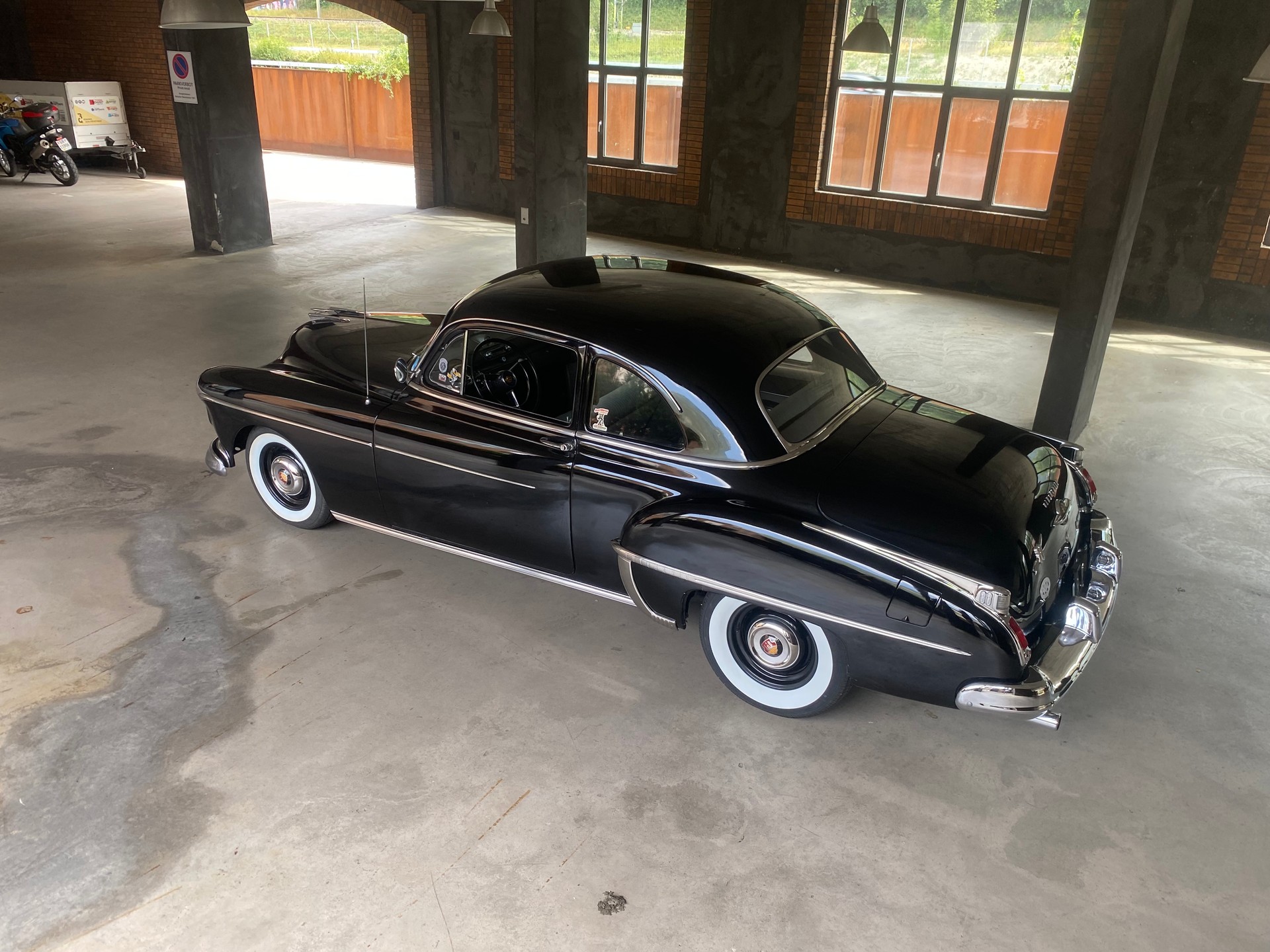 OLDSMOBILE 88 Futuramic Club Coupe-image-2
