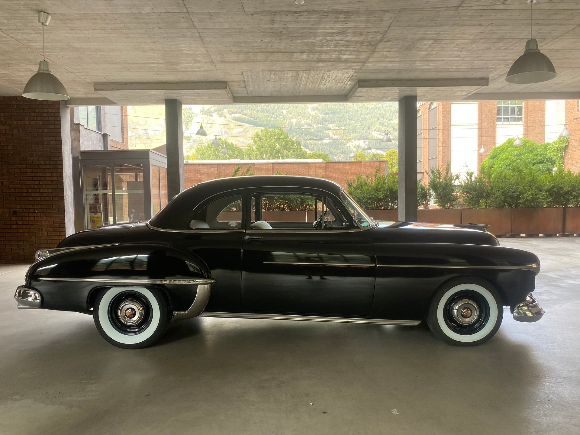 OLDSMOBILE 88 Futuramic Club Coupe-image-5