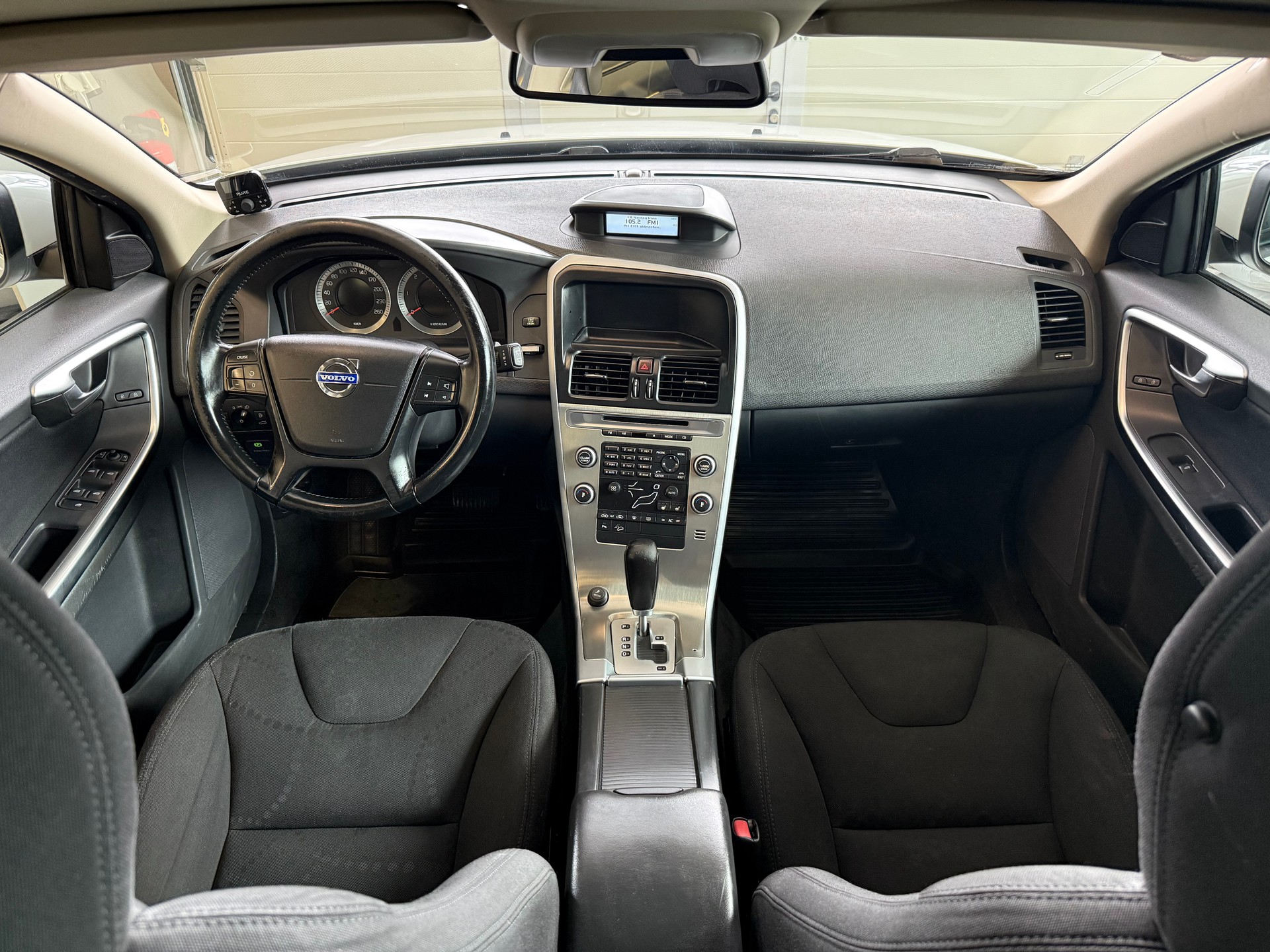 VOLVO XC60 D5 AWD Kinetic Geartronic-image-9