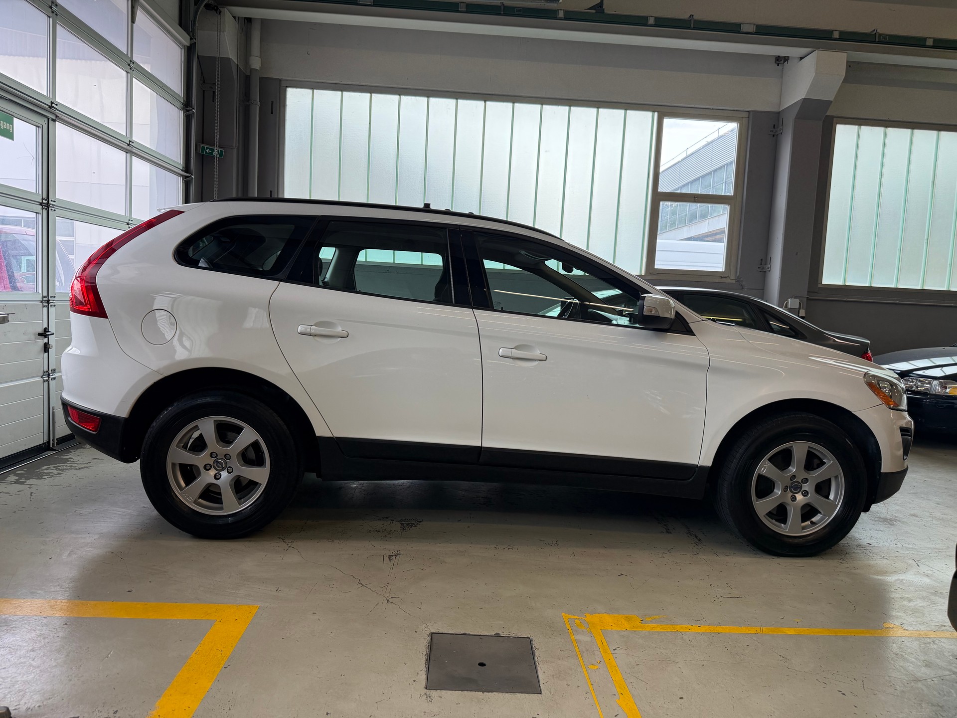 VOLVO XC60 D5 AWD Kinetic Geartronic-image-4