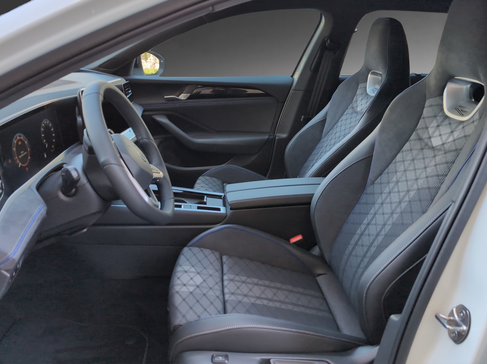 VW Passat Variant 2.0 TSI evo4 R-Line 4 Motion DSG-image-5