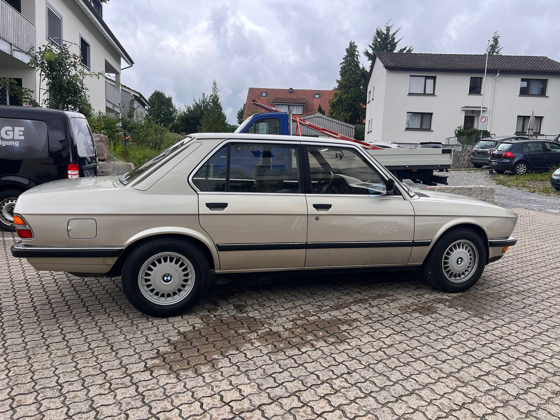 BMW 520i-image-3