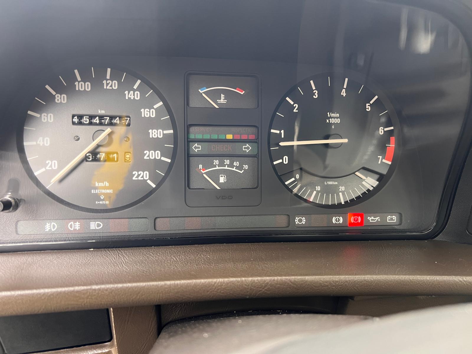 BMW 520i-image-9