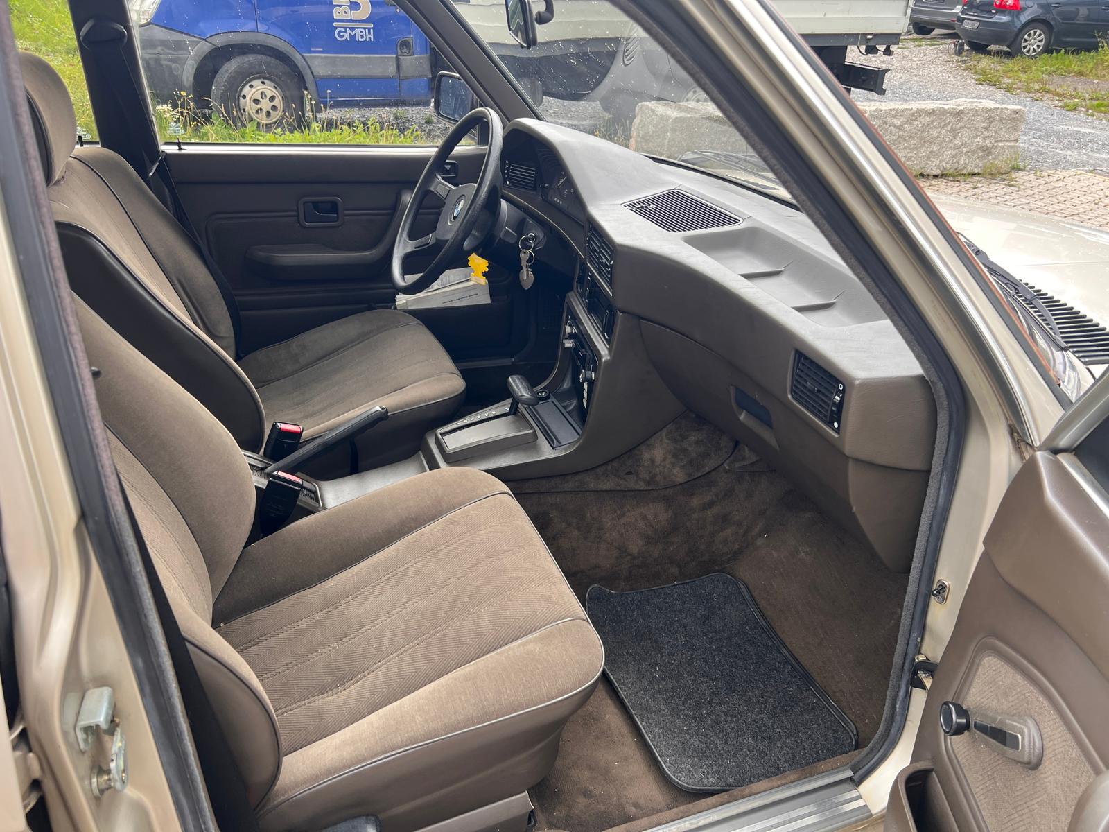 BMW 520i-image-5