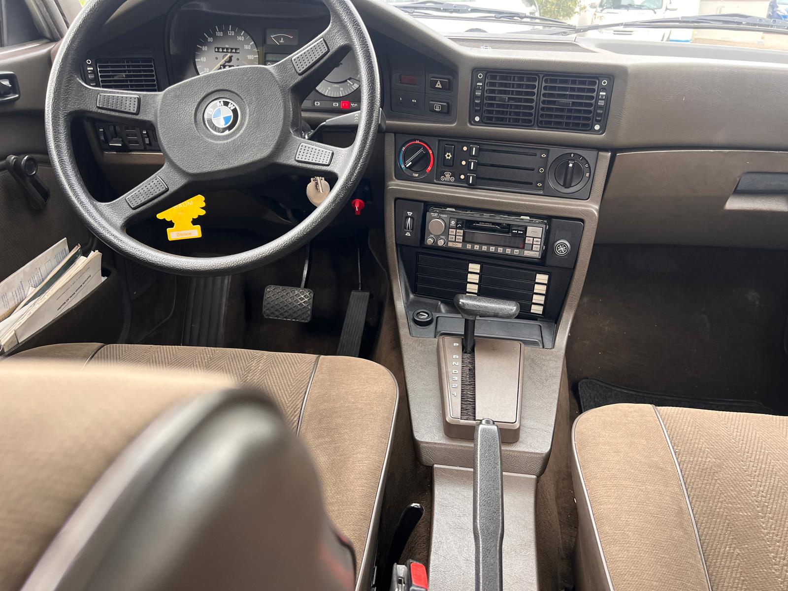 BMW 520i-image-7